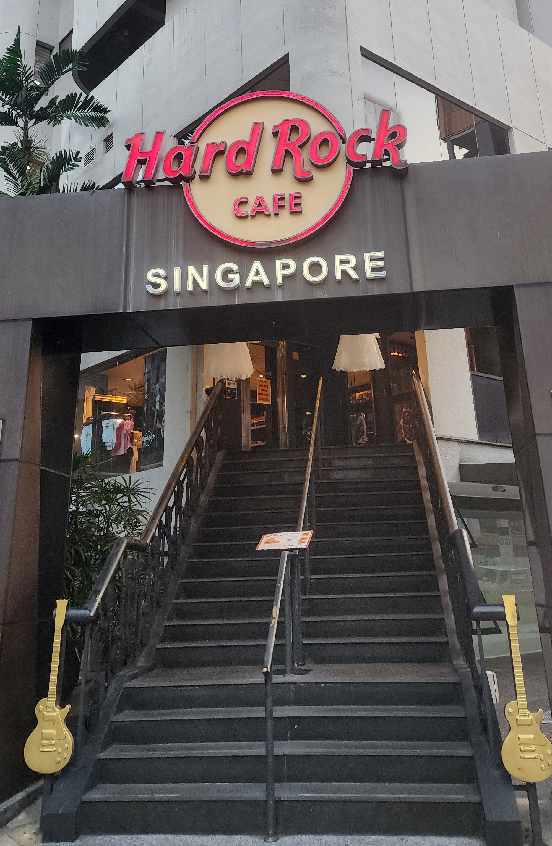 HARD ROCK CAFE SINGAPORE！🎸ロックの歴史を感じる空間で ボリューム